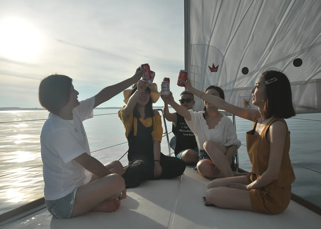 澎湖帆船體驗遊喝啤酒